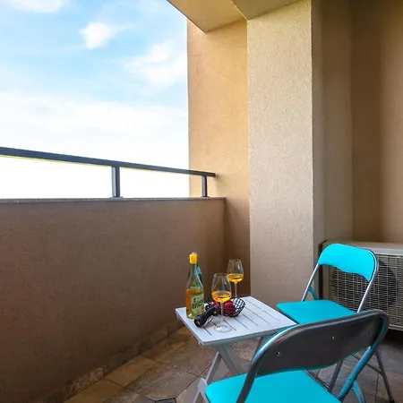 Apartment 809